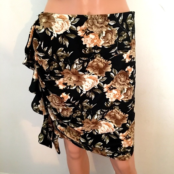 Slant Floral Ruched Mini Skirt w/ Vertical Ruffle - Picture 3 of 6